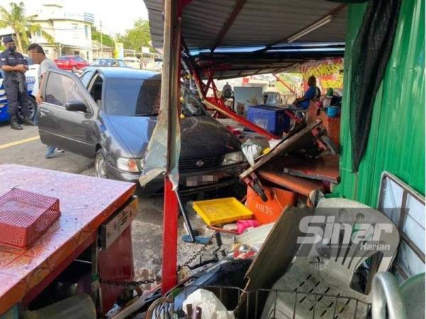 Kereta Nissan Sentra yang dipandu seorang lelaki merempuh sebuah gerai di Jalan Limbongan pada Ahad.