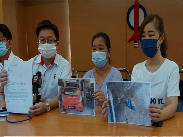 Kah Wei (kanan) bersama ibunya serta Kam Foo (kiri) menunjukkan gambar kereta dan laporan polis berhubung kejadian simbah cat.