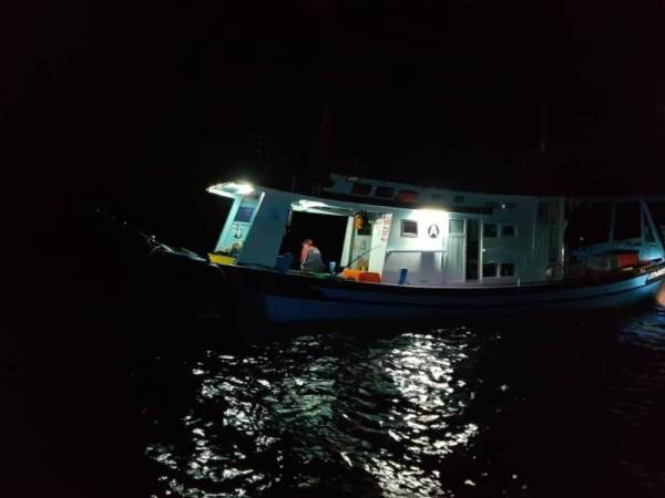 Salah sebuah bot yang ditahan kerana membawa pemancing melakukan aktiviti itu di Taman Laut Pulau Aur, pada Ahad. Foto: Jabatan Perikanan Johor