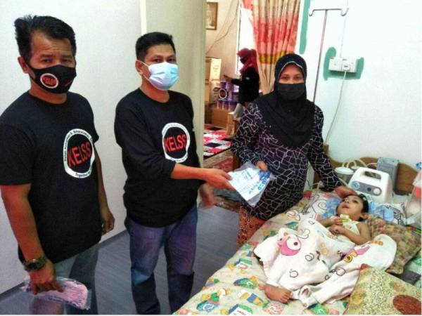 Noor Aini (kanan) dan Muhamad Mustaqim menerima kunjungan KELSS di rumah mereka di Kampung Che Dol, Pasir Mas pada Selasa.