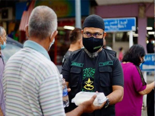 Asmadi membantu mengagihkan hidangan iftar untuk golongan rentan di sekitar Bandaraya Kuantan pada Sabtu. - Foto Ihsan MUIP