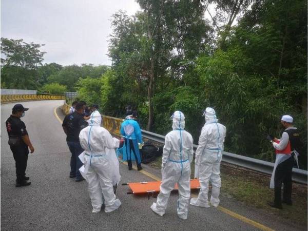 Polis melakukan siasatan di lokasi mayat mangsa di buang di di tepi Jalan Persiaran Kewajipan di sini pada Ahad.