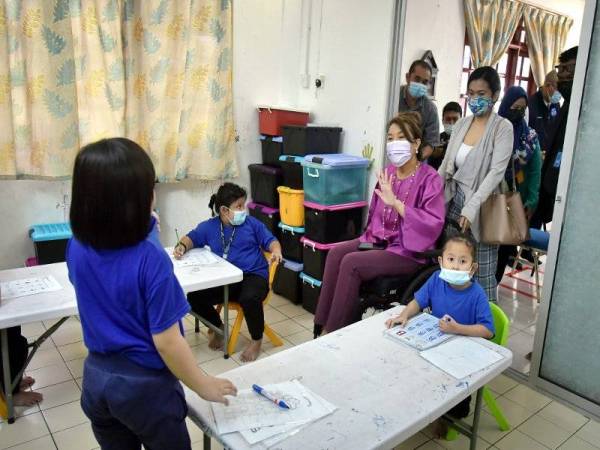 Ras Adiba ketika melawat Pusat Penjagaan Persatuan Autisme Labuan di Kampus Antarabangsa Universiti Malaysia Sabah Labuan (UMSKAL) hari ini. Foto Bernama
