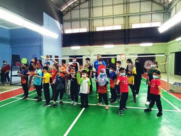 Peserta Bentong Badminton Champ 2021 bergambar kenangan selepas majlis penutup dan penyampaian sijil di Dewan Serbaguna Kampung Kuala Repas, Chamang Bentong.