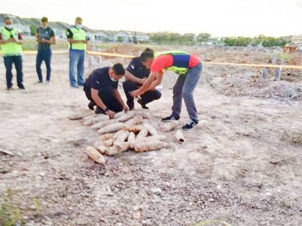 Sebanyak dua butir bom mortar dan 77 peluru meriam jenis artillery ditemui di tapak pembinaan projek perumahan berdekatan SP Saujana, Sungai Petani pada Rabu.