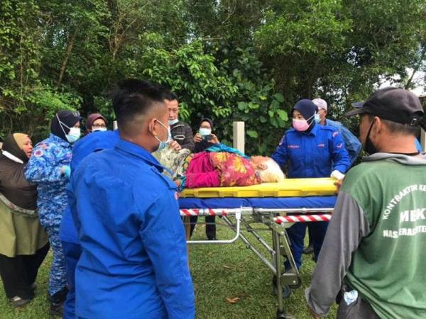 Mangsa dibawa ke HSNZ Kuala Terengganu bagi mendapatkan rawatan. - Foto Ihsan APM Kuala Nerus