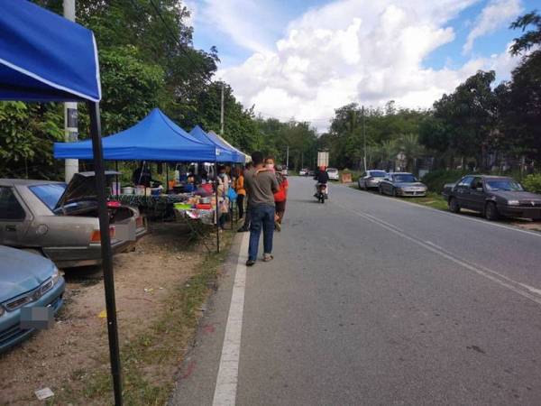 Bazar Ramadan Bukit Nyamuk, Kuala Nerang diarahkan ditutup susulan pemeriksaan pihak MDPT mendapati SOP gagal dipatuhi peniaga serta pengunjung bazar itu. - Foto FB MDPT