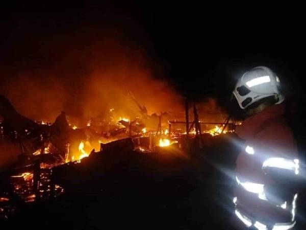 Kira-kira 17 rumah hangus terbakar dalam kejadian yang berlaku di Jalan Lok Kawi Lama-Kampung Dumpil, Putatan.