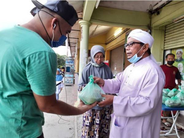 Golongan asnaf DUN Tanjung Lumpur tahun ini menerima ayam golek sebagai juadah berbuka puasa.