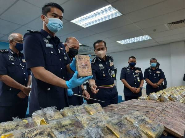 Razarudin (empat dari kiri) menunjukkan dadah yang dirampas ketika sidang akhbar di IPD Seberang Perai Tengah, Bukit Mertajam pada Khamis.