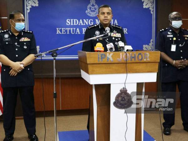 Ayob Khan mengadakan sidang akhbar berhubung penahanan seorang lelaki yang menyamar sebagai peguam diraja Johor dan perkembangan kes Nicky di IPK Johor, Johor Bahru pada Khamis.