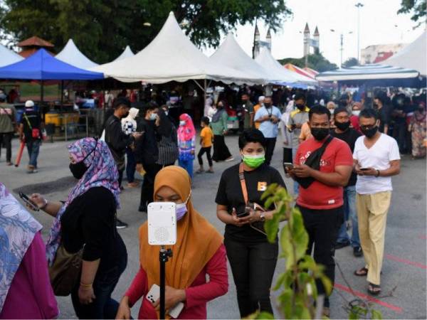 PBT disaran membuat sistem nombor giliran bagi mengurangkan kesesakan pengunjung dalam satu-satu masa di kawasan bazar. - Foto Bernama