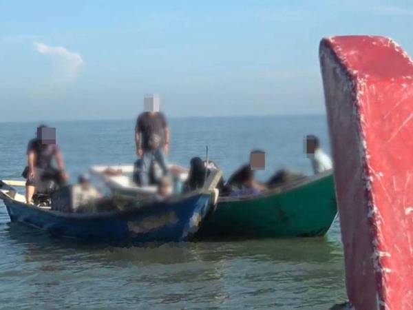 Sebahagian bot nelayan yang ditahan kira-kira 1.0 batu nautika barat daya Sungai Tengkorak, Tanjong Karang awal pagi Rabu.