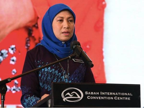 Nancy ketika menyampaikan ucapan pada program Siri Jerayawara (roadshow) Dasar Pelancongan Negara 2030 di Sabah International Convention Center (SICC) pada Khamis. - Foto Bernama