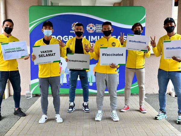 Sebahagian pemain Harimau Malaya yang telah menerima vaksin Covid-19 di Putrajaya pada Isnin lalu. - Foto Bernama