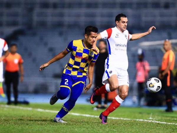 Aksi Cabrera (kanan) ketika pertemuan menentang Sri Pahang FC di Stadium Darul Makmur pada Jumaat lalu. -Foto: FB Johor Southern Tigers