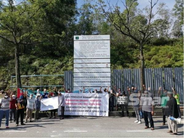 Sebahagian penduduk yang berkumpul menyuarakan bantahan pembinaan SJKC di Bandar Kinrara pada Ahad.