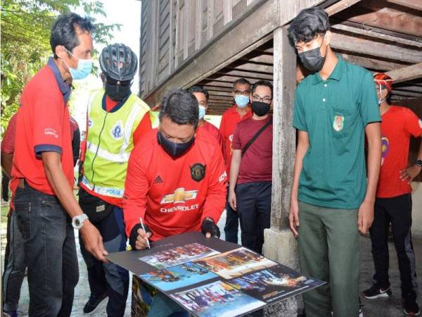 Raja Muda Perlis berkenan berangkat menyampaikan bantuan sumbangan agihan zakat MAIPs kepada tiga rumah asnaf yang terpilih pada kali ini.