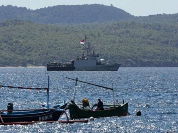 Gambar fail menunjukkan sebuah kapal Tentera Laut Indonesia turut menyertai operasi
mencari kapal selam KRI Nanggala-402 yang hilang di di luar pantai Bali pada Rabu lalu. - Foto AFP