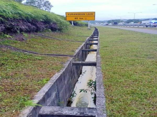 Sisa minyak sawit yang disalirkan ke longkang selepas kejadian itu dan berpotenai menyebabkan pencemaran pada sumber air. Foto: Ihsan Facebook LUAS.