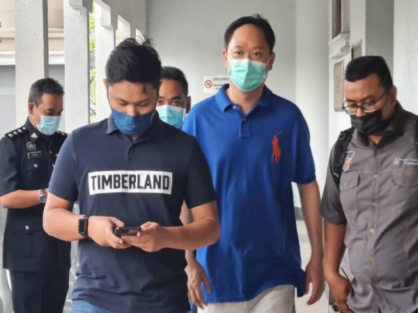 Chee Yang memakai baju T berkolar biru tiba di Mahkamah Majistret Kuala Lumpur pada Jumaat atas pertuduhan mencederakan dua pengawal peribadinya.