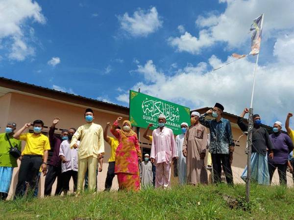 Hamidah bersama penduduk membantah Surau Al- Karamah di Kampung Seri Rahmat dirobohkan.