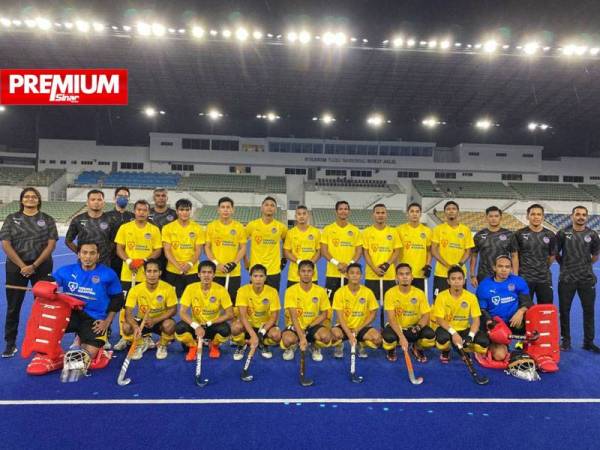 Muhammad Hafizuddin (kiri, duduk, barisan depan) bersama pemain-pemain The Speedy Tigers sebelum aksi persahabatan menentang Jepun di Stadium Hoki Nasional, Bukit Jalil. Malaysian Hockey Confederation.