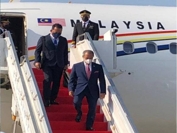 Muhyiddin tiba di Jakarta untuk menghadiri Mesyuarat Khas Pemimpin ASEAN bagi membincangkan mengenai krisis di Myanmar.