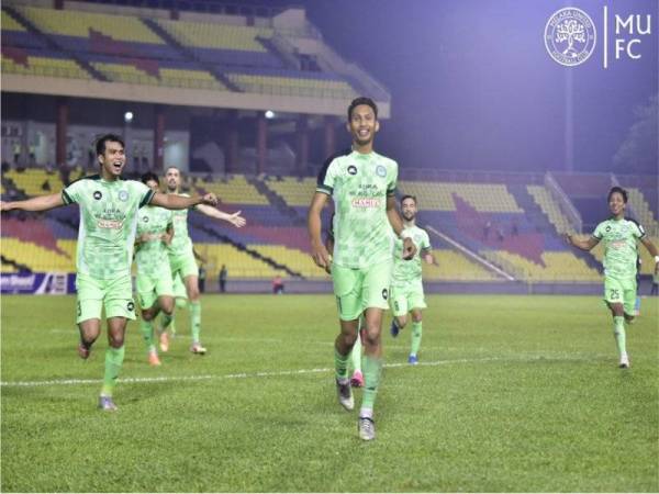 Syamim (depan) meraikan jaringan bersama pemain skuad Hang Tuah ketika menentang Selangor pada aksi Liga Super di Stadium Hang Jebat, minggu lalu. - Foto Facebook MUFC.