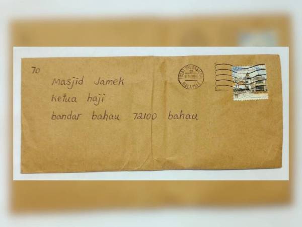 Sampul berisi surat layang yang dihantar ke Masjid Jamek Bahau Jempol.