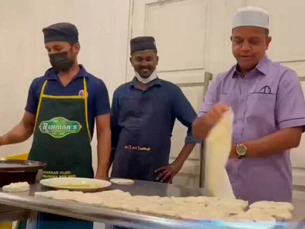 Ayob Khan menebar roti canai semasa pada program Singgah Sahur Kelab Media Johor (KMJ) di IPK Johor, Johor Bahru pada awal Sabtu.