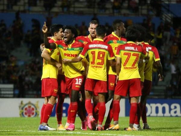 Penyerang import Selangor FC, Ifedao Olusegun meraikan jaringannya bersama rakan-rakan sepasukannya di Stadium MBPJ, Kelana Jaya pada Jumaat.