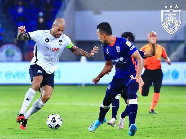 Aksi antara JDT dan TFC di Stadium Sultan Ibrahim, Iskandar Puteri sebentar tadi. - Foto FB Johor Southern Tigers