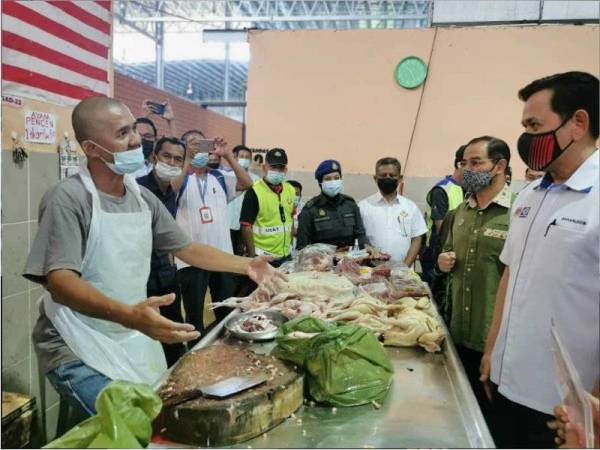 Mohd Nurkhuzaini (dua dari kanan) membuat tinjauan sempena pelancaran SHMMP 2021 di Pasar Payang, Kuala Terengganu pada Ahad.