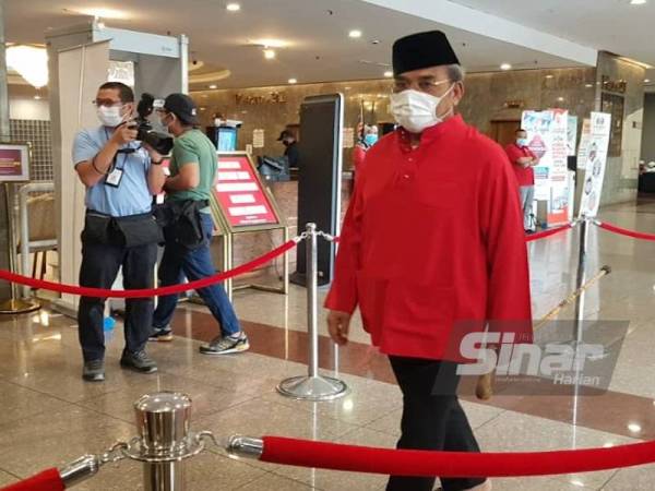 Tajuddin tiba di Menara Datuk Onn bagi menghadiri Mesyuarat MKT UMNO pada Ahad.