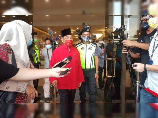 Tajuddin menjawab soalan pemberita selepas selesai Mesyuarat MKT UMNO di Menara Dato Onn pada Ahad