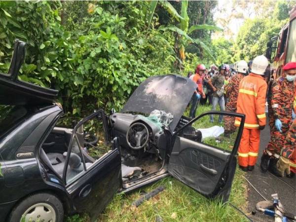 Kereta yang terlibat kemalangan rosak teruk pada bahagian atas dan keempat-empat pintunya. - Foto ihsan JBPM