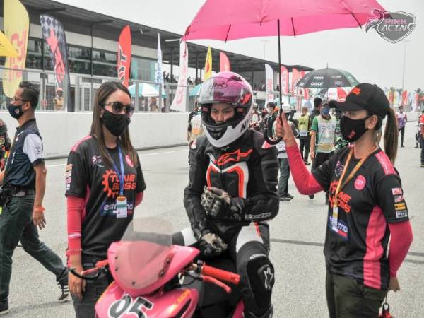 Pasukan Tuneboss-Pink Racing semasa saingan Pusingan Kedua Kejuaraan Cub Prix Malaysia baru-baru ini.