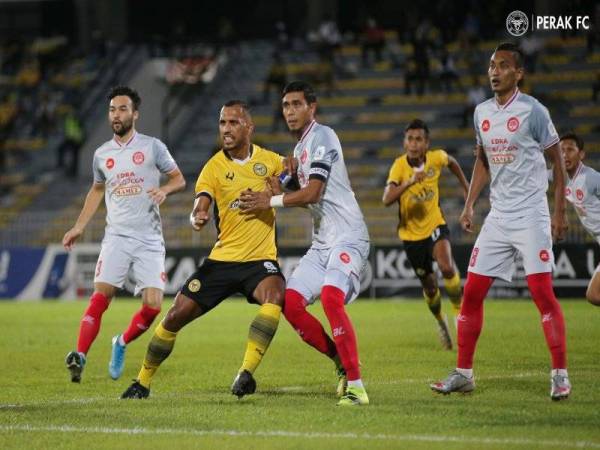 Sebahagian aksi perlawanan di antara Perak FC menentang Melaka United di Stadium Perak, di sini pada Ahad. Foto Perak FC