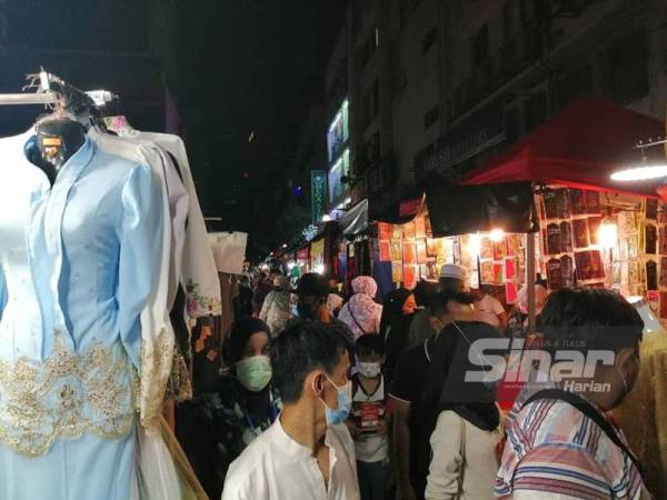 Keadaan di dalam bazar Aidilfitri Lorong TAR. Foto: Sinar Harian