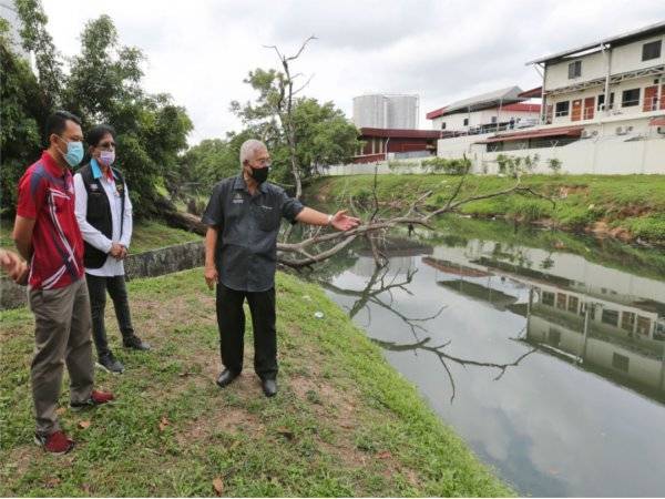 Hassan meninjau keadaan Sungai Buluh di Kawasan Perindustrian Pasir Gudang yang kotor dan busuk serta dikategorikan sebagai paling tercemar di negara ini.