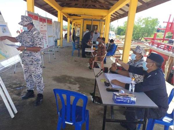 Pengarah Maritim Malaysia Kelantan, Kepten Maritim Muhd Nur Syam Asmawie Yaacob (kiri) menunjukkan peta lokasi pencarian mangsa ketiga.