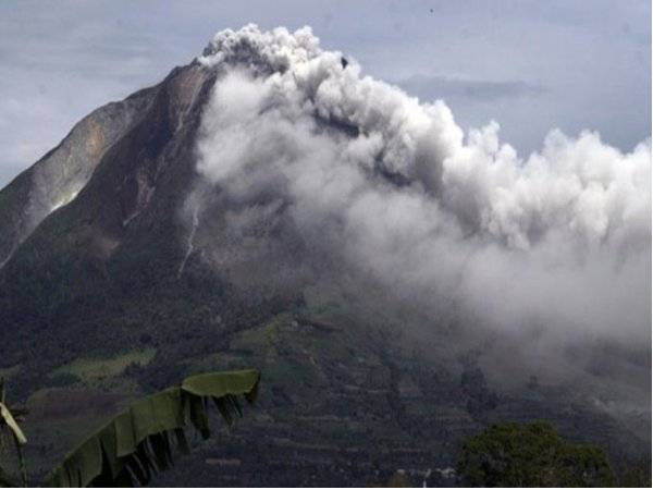 Gunung berapi Sinabung di Sumatera Utara Indonesia meletus dengan memuntahkan abu tebal setinggi 1,000 meter dari puncaknya,