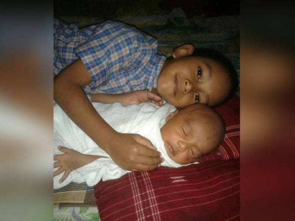 Allahyarham Muhammad Amir Arsyad bergambar kenangan bersama adik bongsunya yang berusia dua bulan.