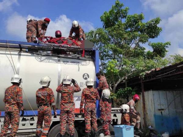 Anggota bomba berusaha membawa turun salah seorang mangsa yang terhidu bahan kimia di Taman Tampoi Indah, Johor Bahru pada Isnin. Foto Ihsan JBPM