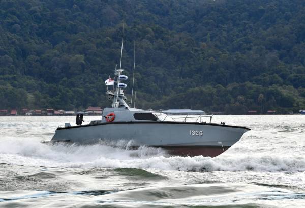 Bot Fast Interceptor Craft melakukan demonstrasi di Jeti Peluru Pangkalan Tentera Laut Diraja Malaysia (TLDM) hari ini.  -Foto Bernama