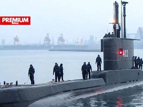 Kapal selam KRI Nanggala-402 yang disahkan tenggelam di perairan Bali pada Ahad lalu mula digunakan oleh Tentera Laut Indonesia pada Oktober 1981. - Foto AFP