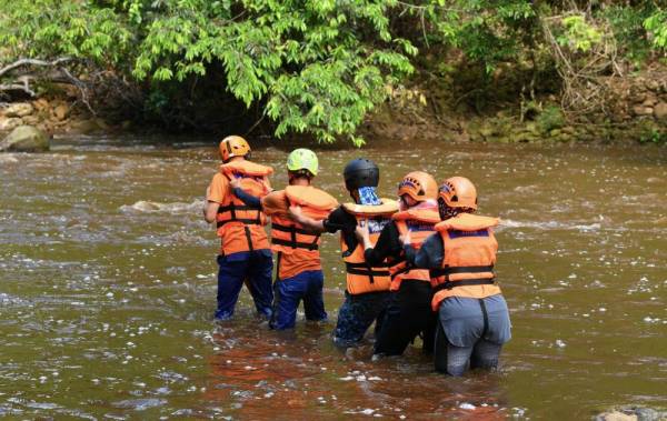 Kakitangan Jabatan Perdana Menteri dan media Sabah ketika mengadakan aktiviti bersama Jabatan Pertahanan Awam Malaysia (JPAM) di sungai Maliau di sini kelmarin.  -Foto Bernama