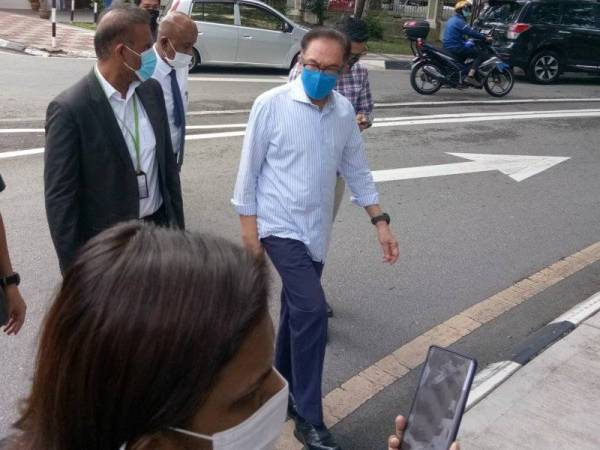 Anwar selesai memberi keterangan sebagai saksi di Bukit Aman pada Selasa mengenai rakaman audio tular.