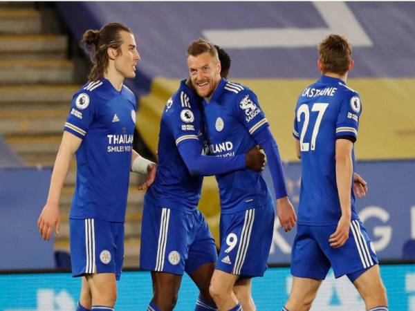 Iheanacho (dua kanan) meraikan jaringan bersama Jamie Vardy selepas menjaringkan gol kedua tuan rumah pada aksi liga di Stadium King Power. Foto: AF